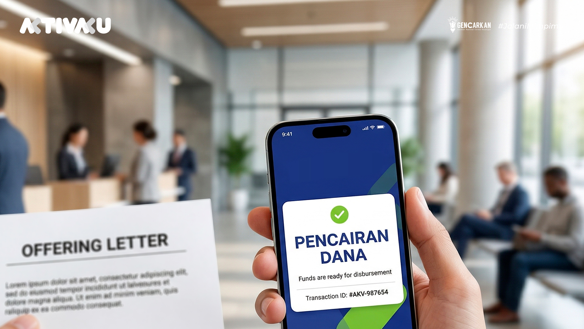 Seseorang memegang dokumen Offering Letter resmi sambil melihat layar persetujuan pembiayaan dari AktivaSwitch