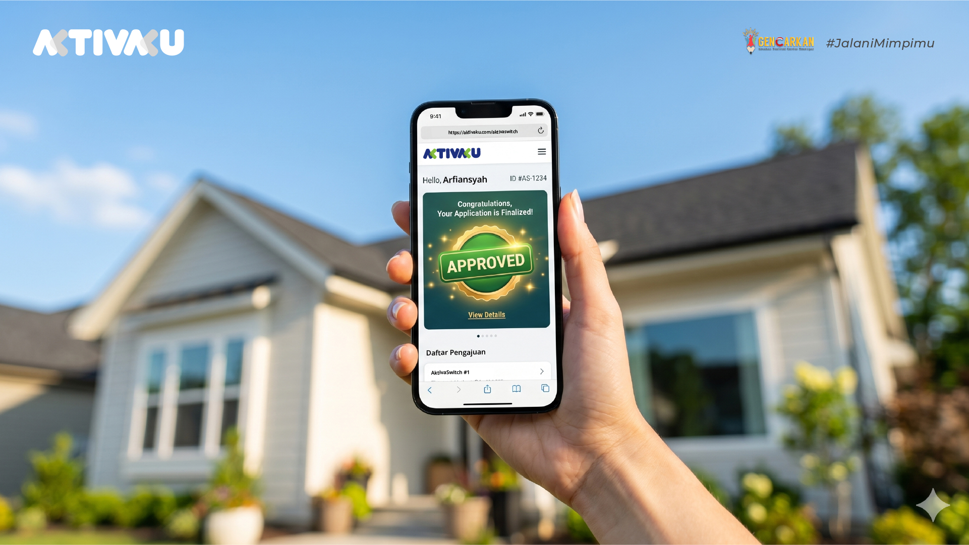 Seseorang yang tersenyum lega sambil memegang kunci rumah baru dan melihat portofolio investasi di ponselnya tetap aman.