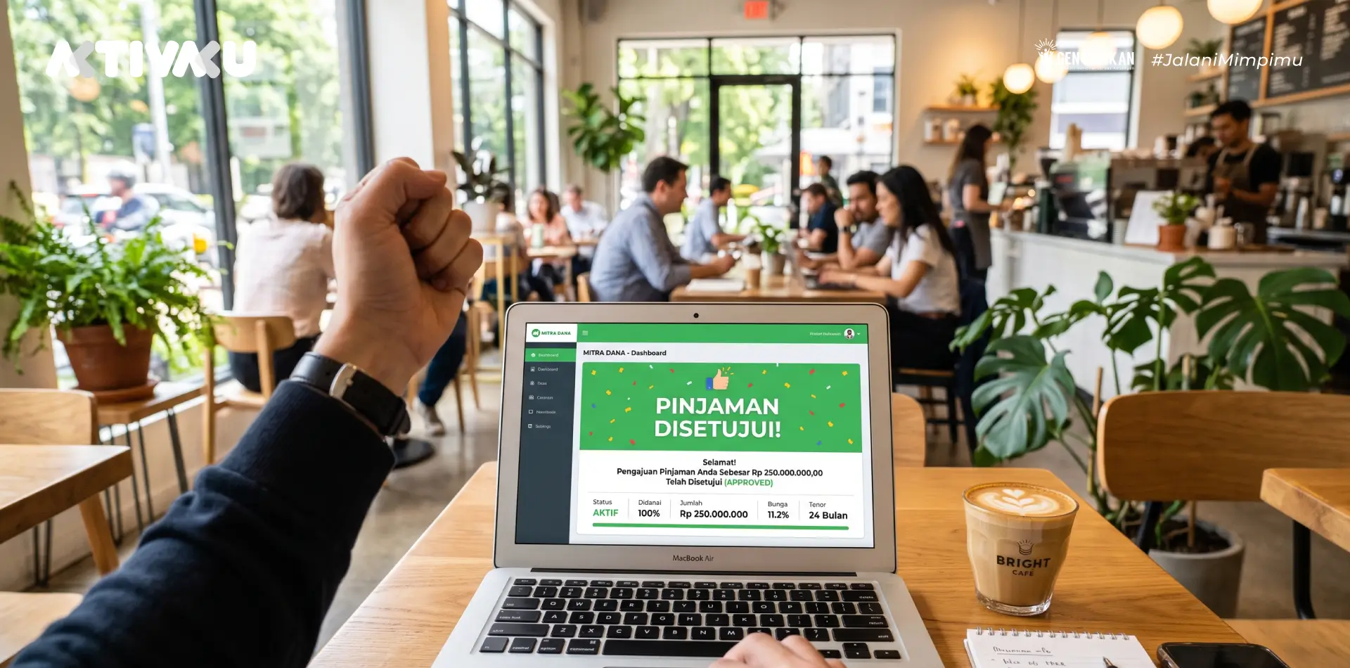 : Pebisnis UMKM melihat dashboard persetujuan modal usaha P2P lending dengan skor kredit SLIK OJK yang baik.